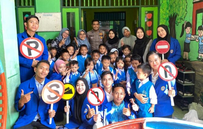 
					MAHASISWA UNIGRES BERSAMA SATLANTAS GRESIK BERIKAN EDUKASI RAMBU LALU LINTAS