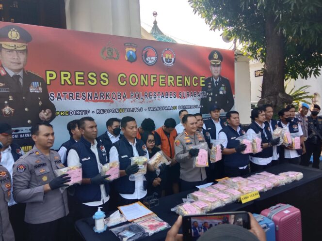 
					Dua Pengedar Sabu Jaringan Internasional Ke Jawa Timur Digagalkan Polisi