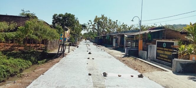 
					Tunjang Jalur Jalan Akses Utama, Desa Sundul Bangun Rabat Jalan Beton