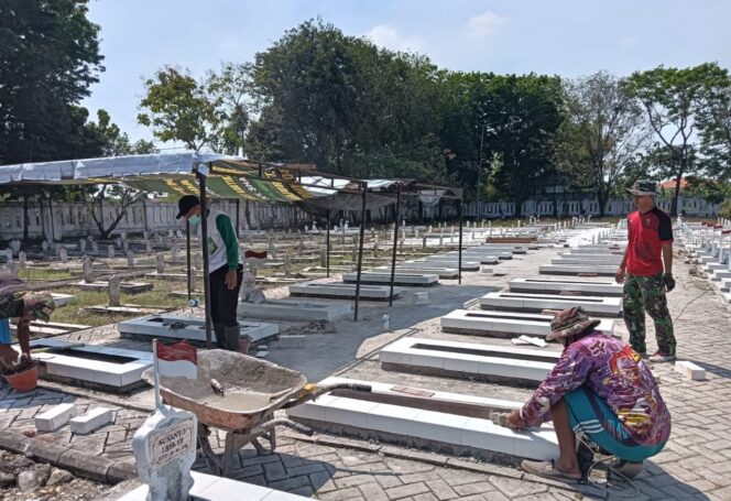 
					Kodim Lamongan Rehab Puluhan Makam Pahlawan