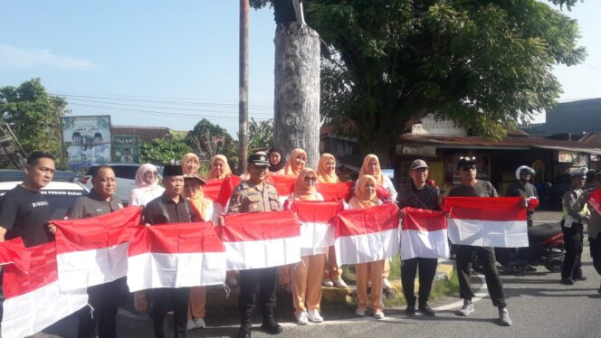 
					Danramil 422-03/Pesisir Tengah Bersama Pemerintah Daerah Bagikan Bendera Merah Putih