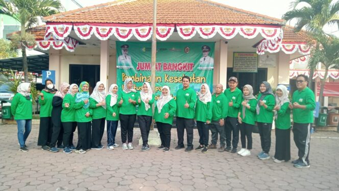 
					Jumat Bangkit, Dinkes Kabupaten Mojokerto Ajak Pegawai Kantor DPMPTST Senam Pagi