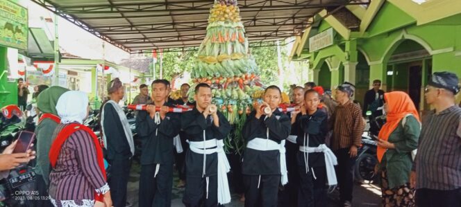 
					Gelar Kirab Budaya Di Sedekah Bumi Kelurahan Tebon