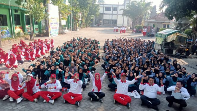 
					Jumat Ceria, Bupati Ikfina Gandeng Dinkes Kabupaten Mojokerto Ajak Siswi MAN 2 MOJOKERTO Minum TTD