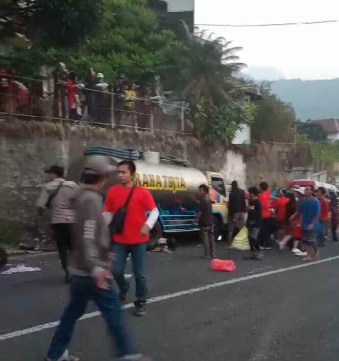 
					Truck Tanki Graha Tirta Pacet Sruduk Penonton Karnaval