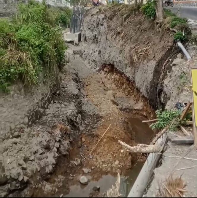 
					Terkesan Lempar Tanggung Jawab, PUPR Kabupaten Mojokerto Hendak Cuci Tangan Dalam Kubangan Air Keruh