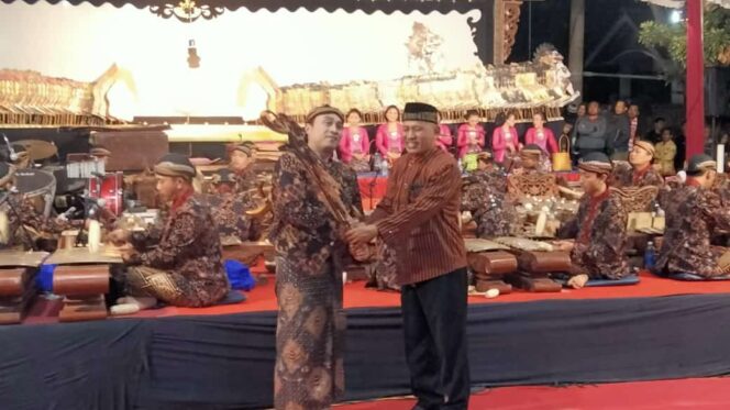 
					Wayang Kulit Semalam Suntuk Dalam Rangka Bersih Desa Sine