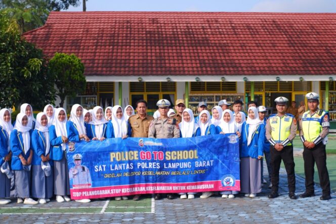 
					Police Go To School Ops Zebra Krakatau 2023, Polres Lampung Barat Sambangi SMAN 1 Sekincau