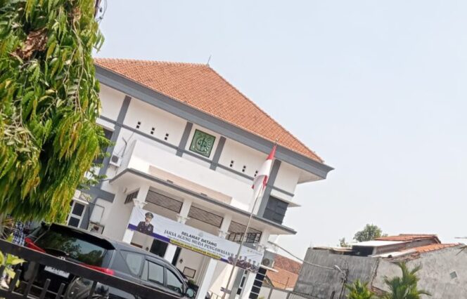 
					Ada Korupsi..? Kadinkes Mojokerto Dan 27 Kepala Puskesmas Di Periksa Kejari Mojokerto 