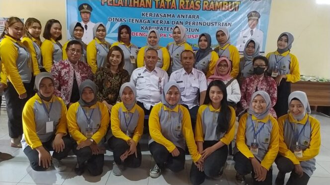 
					Penyelenggaraan Pelatihan Tata Rias Rambut ” LPK Sari Puspita” Oleh Dinas Ketenagakerjaan Kabupaten Madiun, Telah Di Tutup
