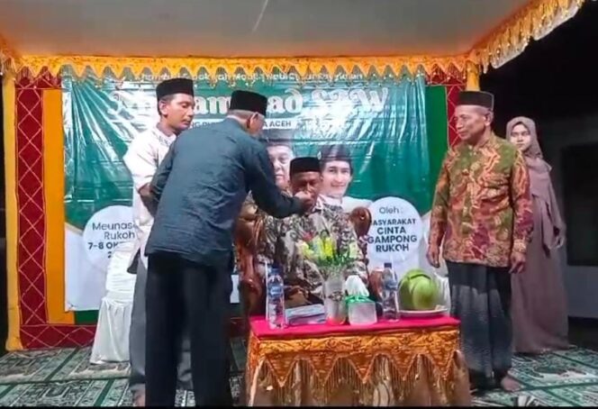 
					Ratusan Masyarakat Rukoh Menyaksikan Peusijuk Keuchik Adat