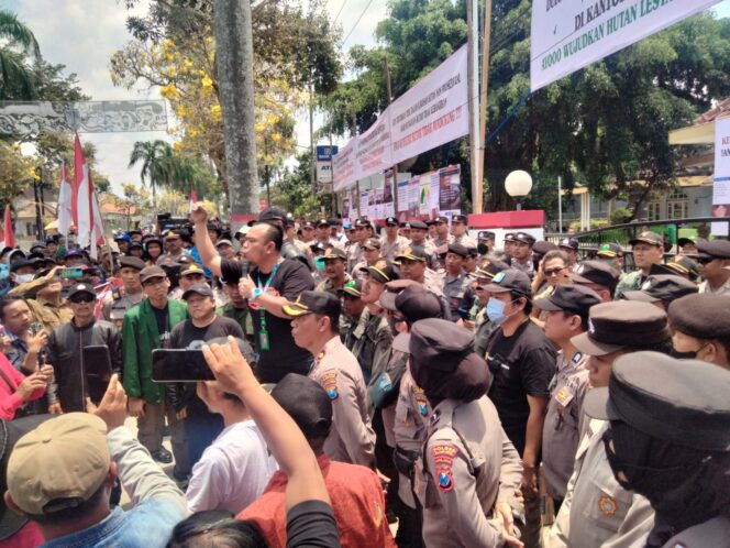 
					Ajakan Kembalikan Fungsi Hutan, Perhutani Blitar Malah di Respon Demo