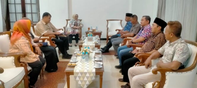 
					Ngopi Bareng, Perhutani Lakukan Koordinasi Dan Bersinergi Dengan Bupati Lumajang
