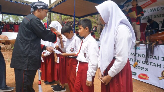 
					Santunan Anak Yatim Dalam Tasyakuran Pencapaian Target Angkutan Getah Pinus 100% KPH Lawu Ds di Ponorogo