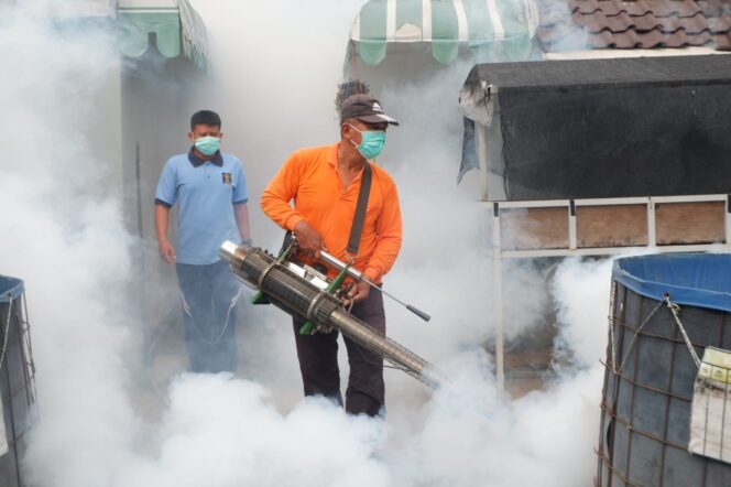 
					Cegah Adanya Demam Berdarah Dengue, Lapas Mojokerto Lakukan Fogging Pada Seluruh Area
