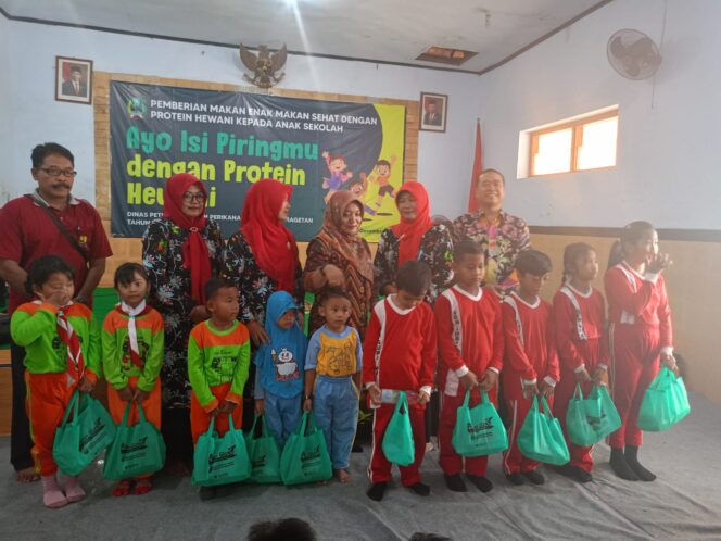 
					Usung Tema “Ayo Isi piringmu Dengan Protein Hewani”, Disnakan Magetan Kembali Bagikan 200 Paket Gizi Di Desa Suratmajan