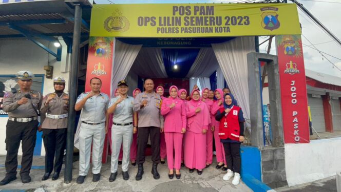 
					Kapolres Pasuruan Kota dan Ketua Bhayangkari Cabang Kota Pasuruan Monitoring PosYan dan PosPam Operasi Lilin Semeru