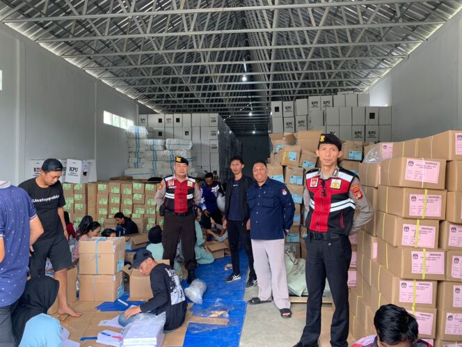 
					POLRES LAMPUNG BARAT PASTIKAN PENDISTRIBUSIAN SURAT SUARA DI KPU AMAN