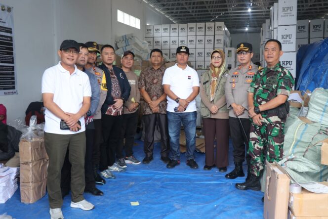 
					Kapolres Bersama PJ Bupati Lampung Barat Cek Gudang Logistik KPU