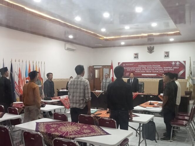 
					Sidang Kode ETIK, Begini Penjelasan KPU Sampang di Kantor Kecamatan Karang Penang