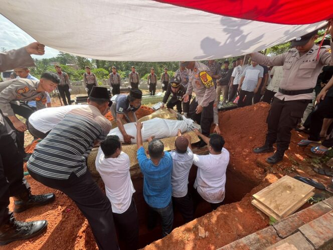 
					Kapolres Lampung Barat Pimpin Upacara Pemakaman Personel Yang Meninggal Dunia 