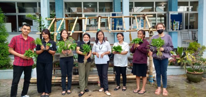 
					Membangun Mini Greenhouse dan Budidaya Tanaman Pangan dengan Kreativitas Mahasiswa Agribisnis Universitas Katolik Widya Kary
