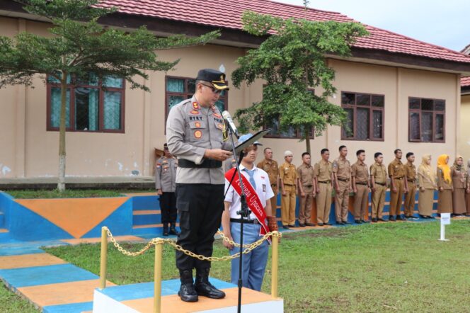 
					Jadi Pembina Upacara di SMKN 1 Liwa Kapolres Lampung Barat Berikan Motivasi dan Ajak Pelajar Jauhi Kenakalan Remaja
