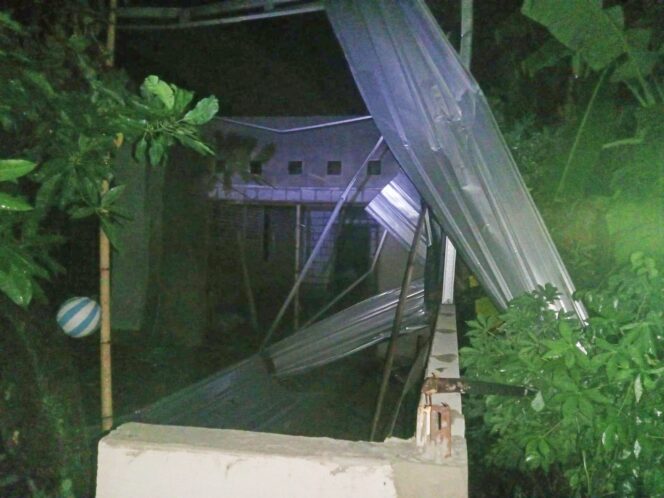 
					Hujan Disertai Puting Beliung Porak Porandakan Rumah Penduduk Desa Centong, Tarik Sidoarjo 