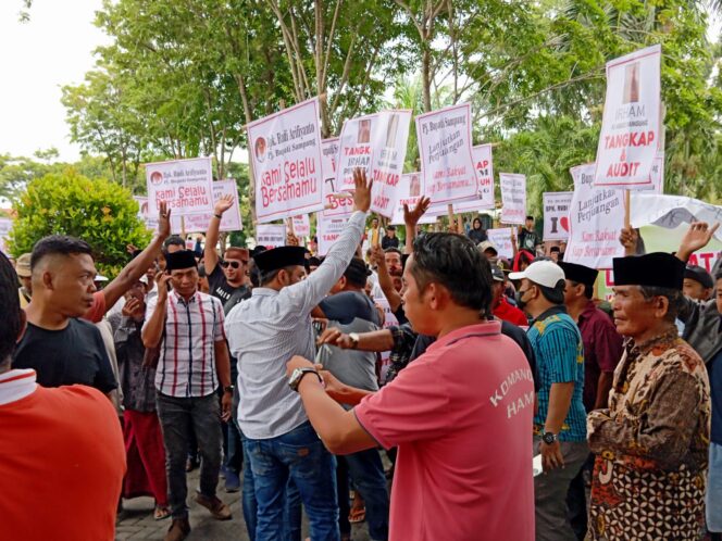 
					Sehari PemKab Sampang DIDEMO 2 Aliansi PRO dan KON Pj Bupati Sampang RUDI ArifiYanto