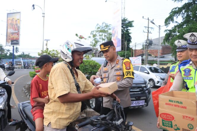 
					Ramadhan Berbagi, Polres Lampung Utara Bagikan Sembako dan Takjil
