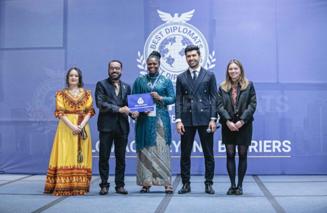 
					Kemenangan Ganda! Esther Dangosu, WNI Kelahiran Nigeria, Mencatat Sejarah (Lagi!) 🇮🇩🇳🇬