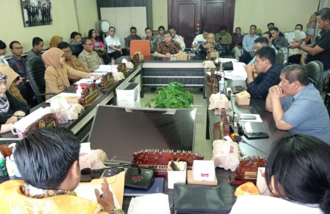 
					Tolak Developer Kelola Lingkungan, Warga Perumahan Darmo Hill Hearing Bersama Komisi A