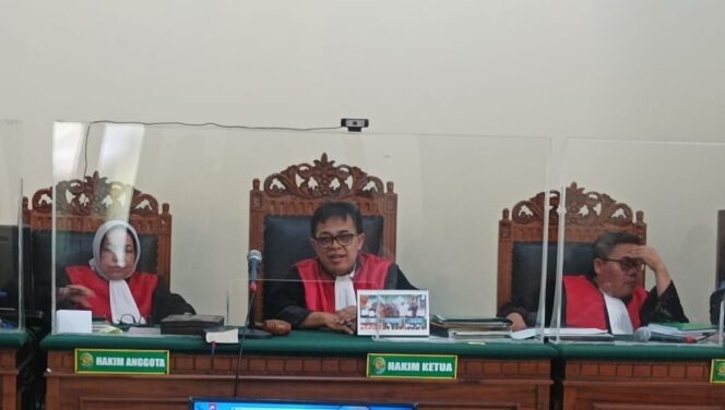 
					3 Hakim PN Surabaya Diadukan ke KY dan Bawas MA