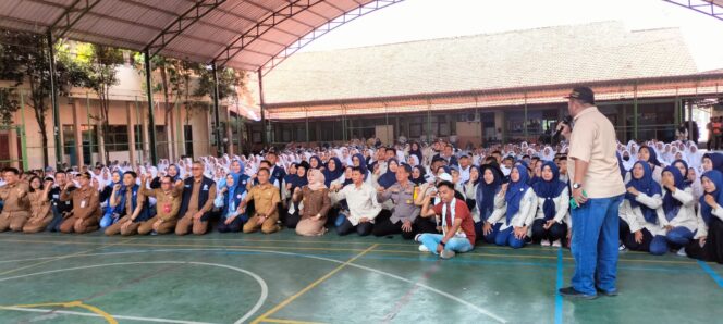 
					Bupati Mojokerto Edukasi Kreatif Melalui Program GEMOY, Ajak Pelajar SMKN 1 Pungging Jauhi Judi Online