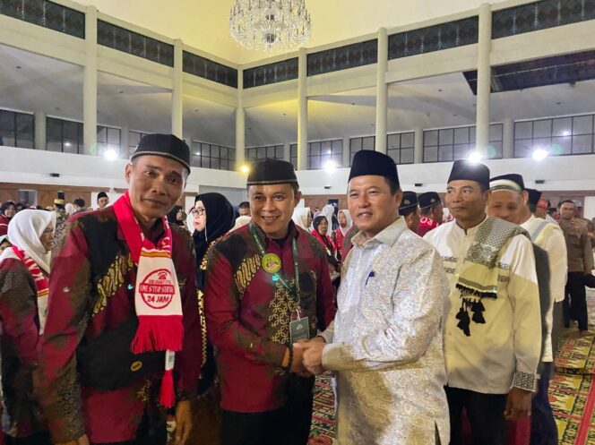 
					Dari Masjid Islamic Center Sekuting Terpadu, Pj. Bupati Lampung Barat Melepas Keberangkatan 63 Jamaah Umrah