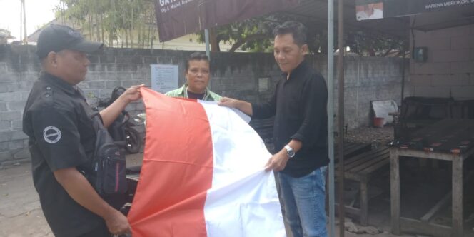 
					Semarak HUT RI Ke – 79th “Bakesbangpol Tulungagung Gandeng AJT” Bagikan 100 Bendera Merah Putih