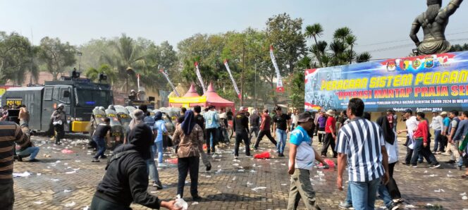 
					Simulasi Pengamanan Pemilukada di Mojokerto Berlangsung Kondusif