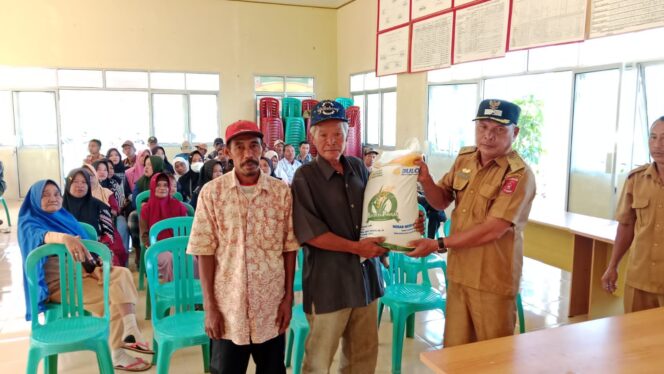 
					Kepala Desa Pekon Atar Bawang Salurkan Bantuan Pangan Beras CCP