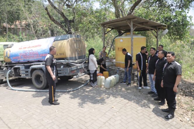 
					Polres Mojokerto Salurkan 1500 Liter Air Bersih Untuk Warga Desa Kunjorowesi