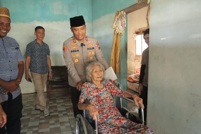 
					Warga Ngoro “Mbah Sonten” Dapat Bantuan Kursi Roda Dari Kapolres Mojokerto