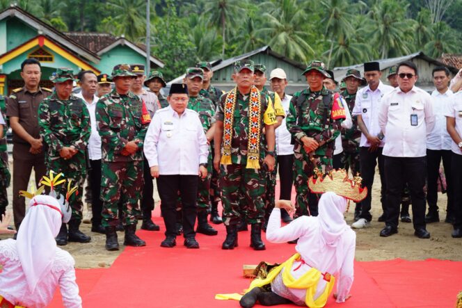 
					Ketua Tim Wasev TMMD ke-124, Brigjen TNI Joni Pardede, Tinjau Lokasi di Kodim 0422/Lampung Barat