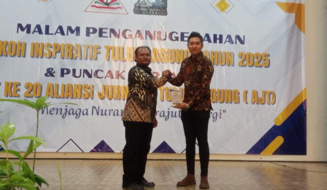 
					Ket foto : Anang Yulianto ketua bidang aset ajt menyerahkan penghargaan kepada Kejari Tulungagung