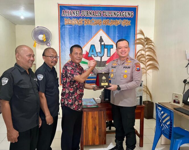 
					AJT Serahkan Piagam Tali Asih Pers Kepada AKBP Muhammad Taat Resdi