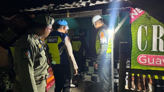 
					PATROLI SKALA BESAR RAMADHAN, SINERGITAS TNI-POLRI DAN SATPOL PP JAGA KONDUSIFITAS MOJOKERTO RAYA